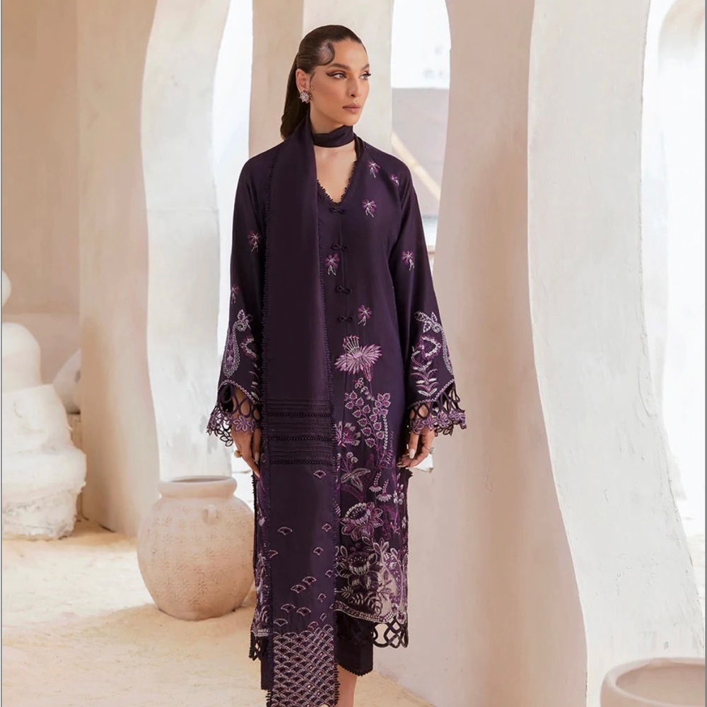 Republic 2 piece silk suit. Very pretty. Have a wrap on collar.